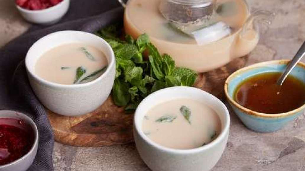 При подаче добавить в чай сахар  или мед по вкусу.