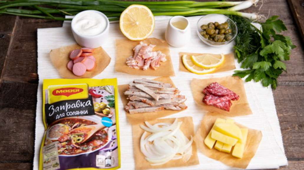 Нарезать лук полукольцами. Картофель нарезать небольшими брусочками. Бекон, колбасу и буженину нарезать соломкой. Сосиски нарезать колечками. Зелень измельчить. Нарезать лук полукольцами. Картофель нарезать небольшими брусочками. Бекон, колбасу и буженину нарезать соломкой. Сосиски нарезать колечками. Зелень измельчить.