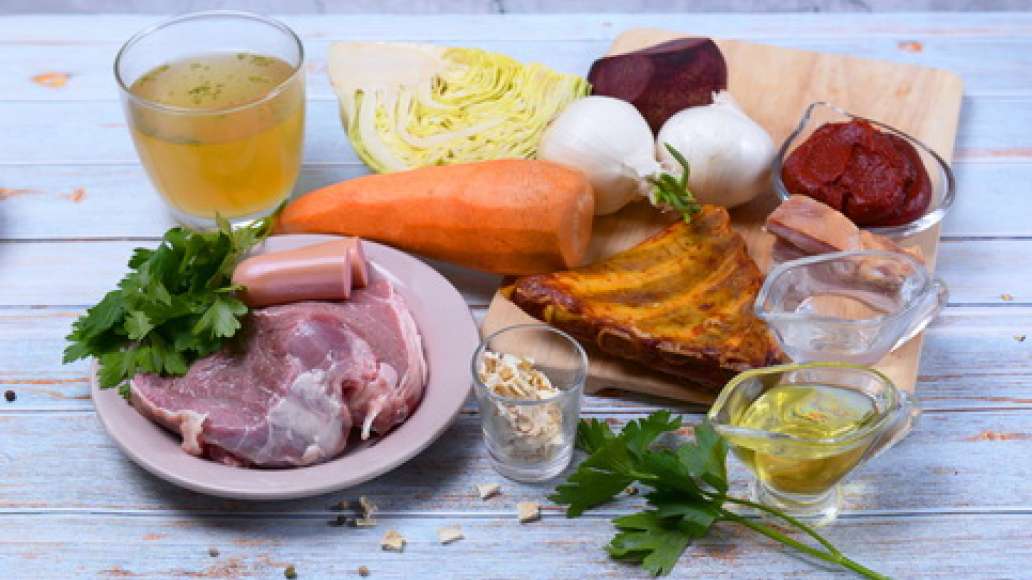 Подготовьте ингредиенты, промойте сырое мясо. 