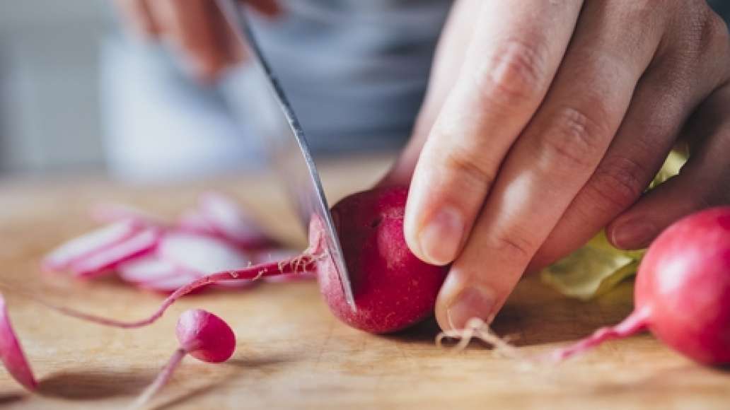 Редис нарезать тонкими кружочками, сладкий перец – полосками.
Редис нарезать тонкими кружочками, сладкий перец – полосками.
