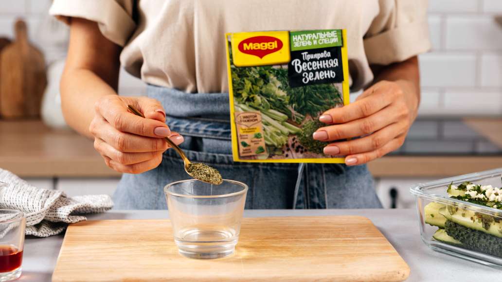 В отдельной небольшой емкости смешать горячую воду и MAGGI® Приправу Весенняя зелень, оставить на 3 минуты. В отдельной небольшой емкости смешать горячую воду и MAGGI® Приправу Весенняя зелень, оставить на 3 минуты.