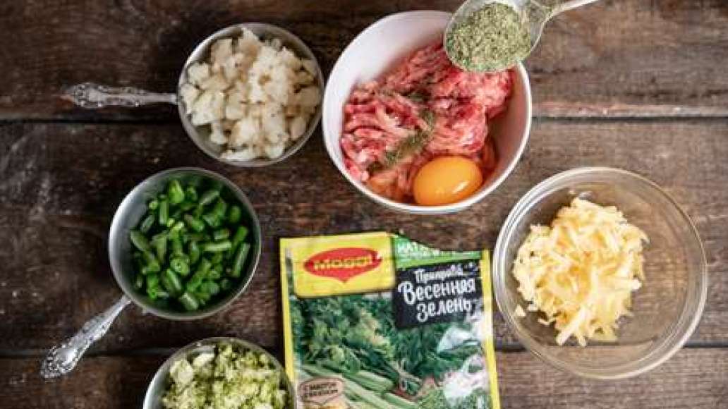 Натереть сыр на терке. Овощи нарезать небольшими кусочками. Добавить в фарш яйцо и MAGGI® Приправа Весенняя зелень и тщательно перемешать. Натереть сыр на терке. Овощи нарезать небольшими кусочками. Добавить в фарш яйцо и MAGGI® Приправа Весенняя зелень и тщательно перемешать.
