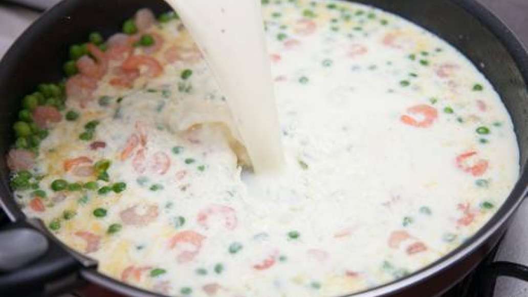 Смешать MAGGI® На второе для макарон в сливочно-сырном соусе с курицей и грибами с молоком. Добавить получившуюся смесь в сковороду, дать закипеть. Добавить отваренные макароны, перемешать.
Смешать MAGGI® На второе для макарон в сливочно-сырном соусе с курицей и грибами с молоком. Добавить получившуюся смесь в сковороду, дать закипеть. Добавить отваренные макароны, перемешать.