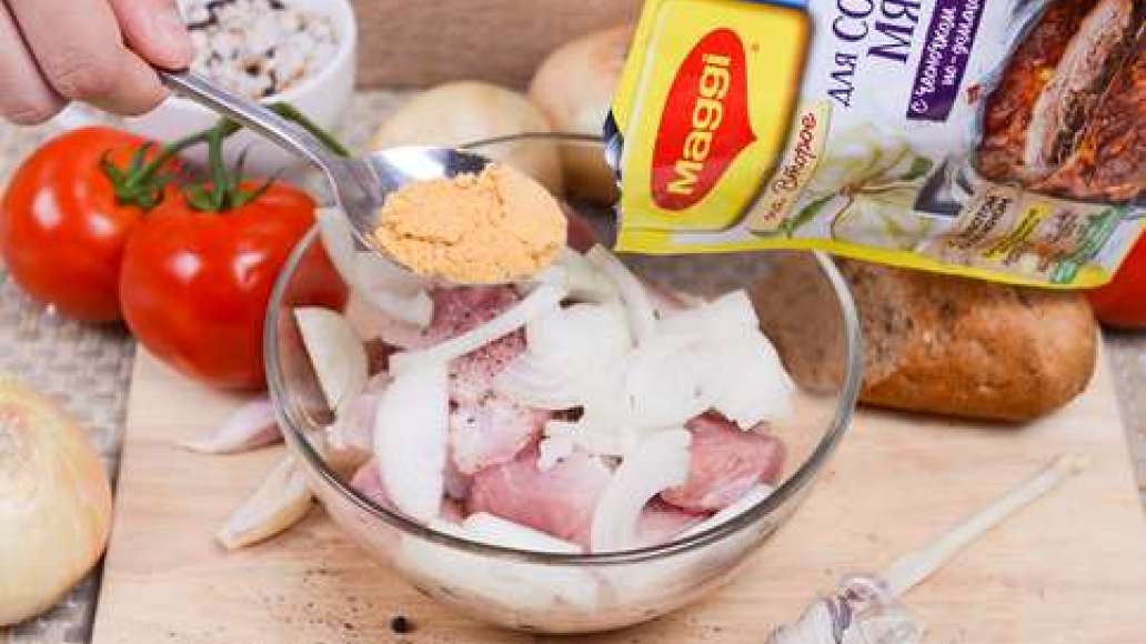 Посолите и поперчите, добавьте MAGGI® Приправа для гриля и шашлыка из мяса и тщательно отожмите руками мясо с луком. Оставьте на 1 час в теплом месте. Посолите и поперчите, добавьте MAGGI® Приправа для гриля и шашлыка из мяса и тщательно отожмите руками мясо с луком. Оставьте на 1 час в теплом месте.