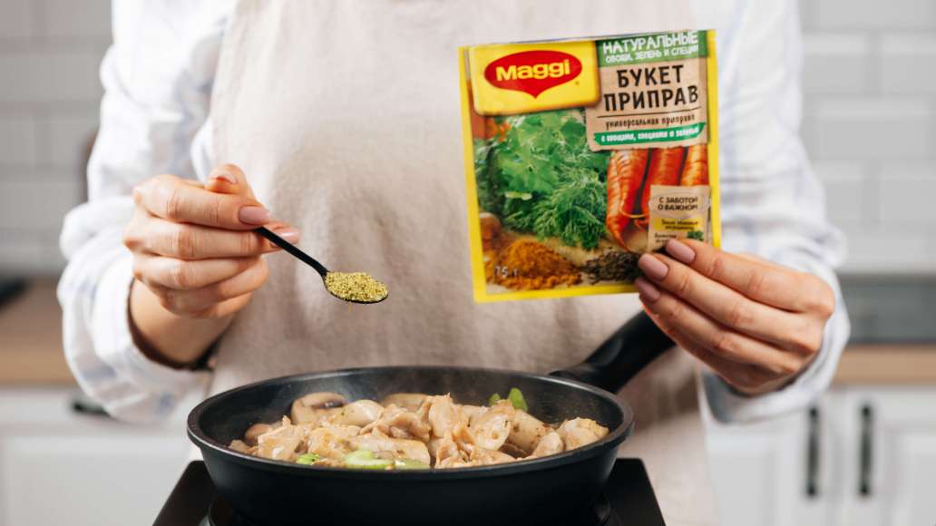 Вернуть в сотейник или сковороду курицу, добавить горячую воду и MAGGI® Приправа универсальная Букет приправ. Всё тщательно перемешать и тушить под крышкой 5 минут. Вернуть в сотейник или сковороду курицу, добавить горячую воду и MAGGI® Приправа универсальная Букет приправ. Всё тщательно перемешать и тушить под крышкой 5 минут.
