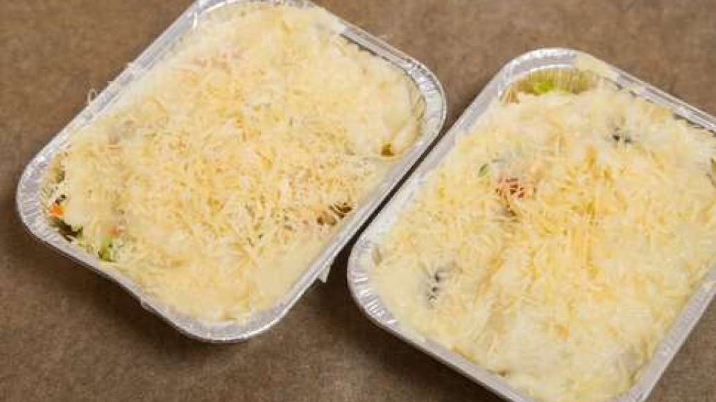 На овощи выложить картофельную массу, разровнять поверхность и поместить форму с запеканкой в разогретую до 180 градусов духовку на 30 минут. На овощи выложить картофельную массу, разровнять поверхность и поместить форму с запеканкой в разогретую до 180 градусов духовку на 30 минут.