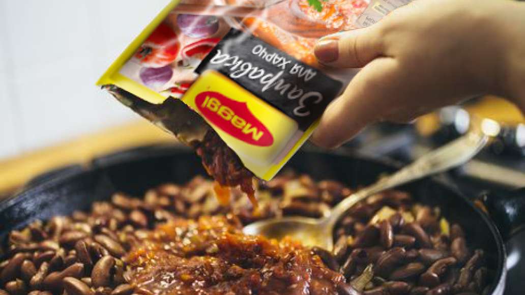 Добавить MAGGI® заправку для Харчо, перемешать, накрыть крышкой и готовить на медленном огне 15 -20 минут.
