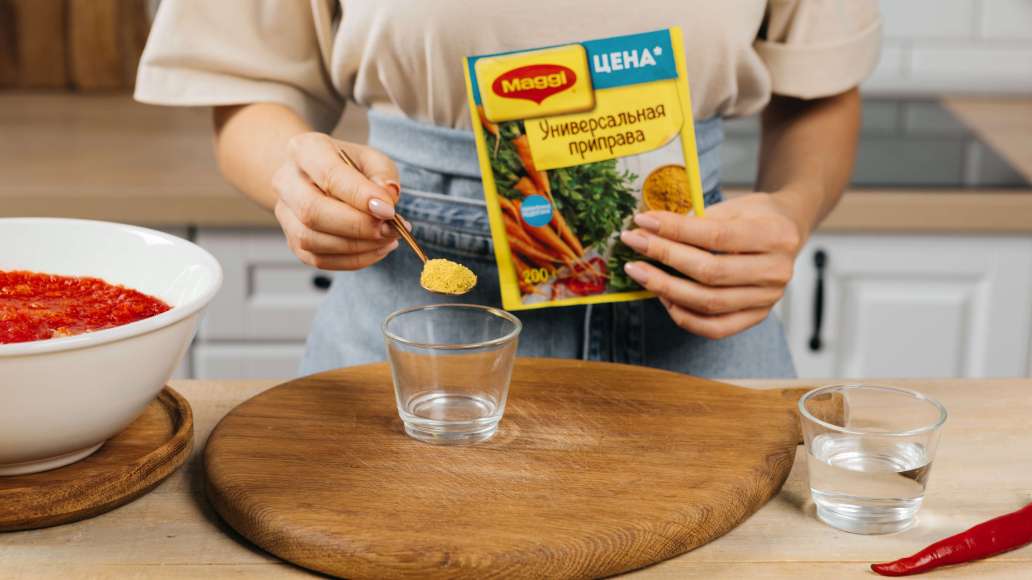 В отдельной емкости смешать горячую воду с MAGGI® Приправой универсальной. Оставить на 3 минуты. Добавить настоявшуюся приправу к овощам.