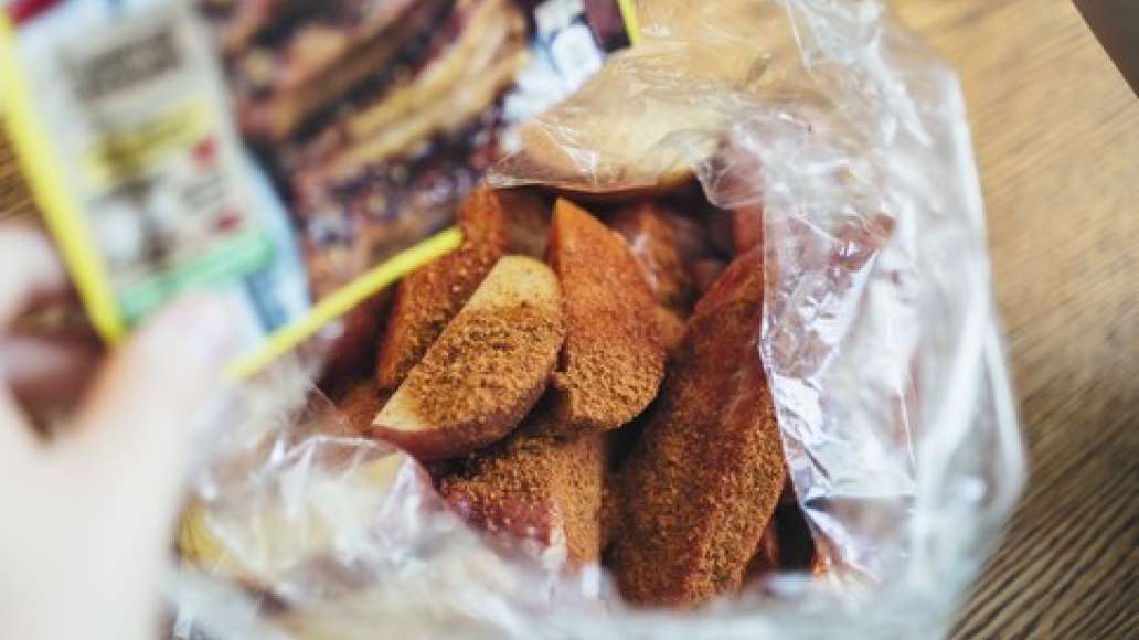 Высыпать в пакет смесь для приготовления ребрышек из нижней части упаковки.
