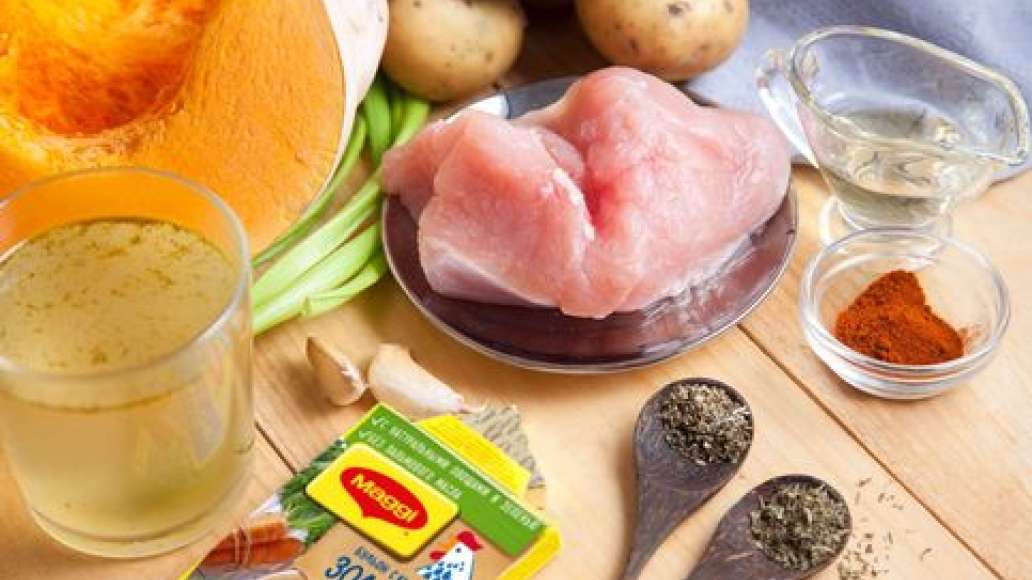 Подготовить ингредиенты. Развести ¼ кубика Золотой бульон от MAGGI® в стакане кипятка.