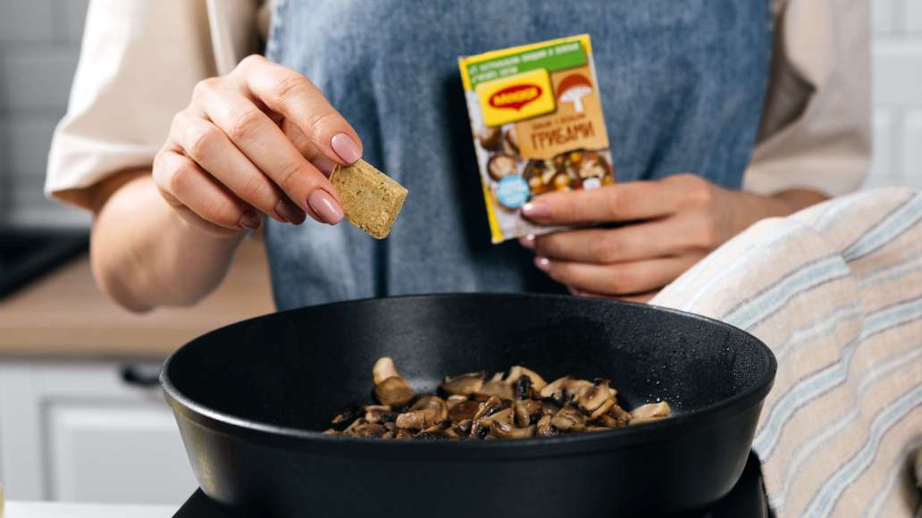 Добавить MAGGI® Бульон с лесными грибами и готовить, помешивая, до растворения кубиков. Довести грибы до готовности и дать им остыть.