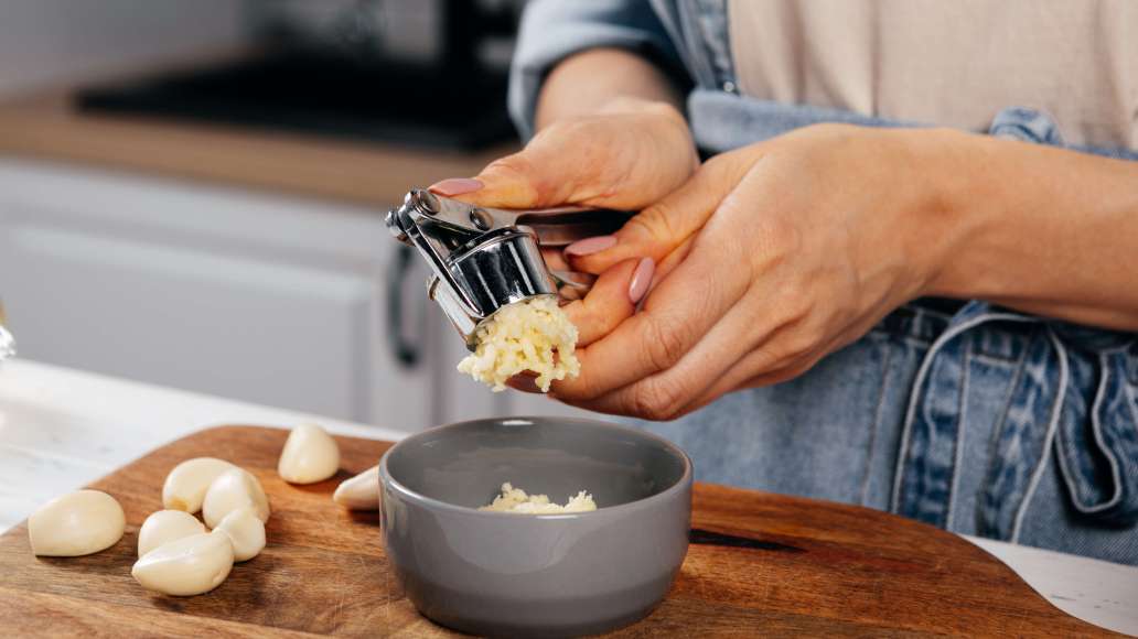 Пропустить через мясорубку все овощи и груши. Отдельно измельчить чеснок — также с помощью мясорубки или пресса.