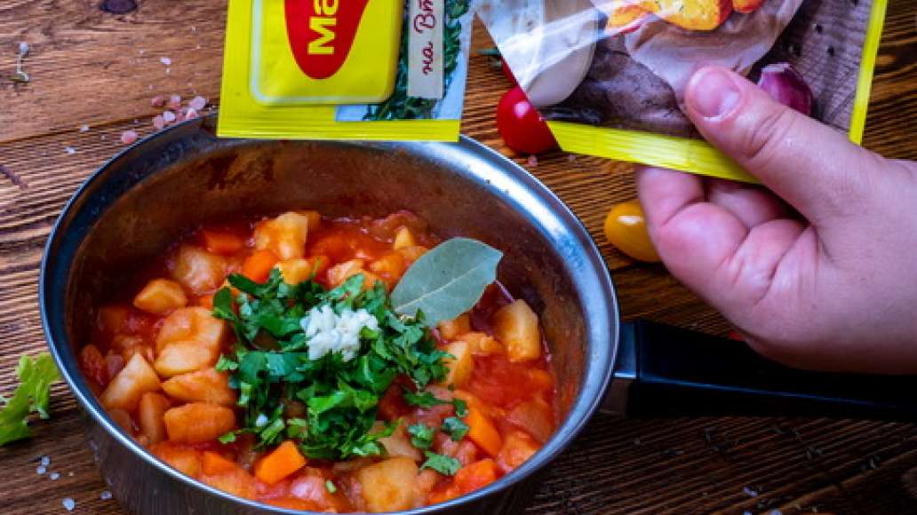 Приправьте Maggi Для румяной картошечки.