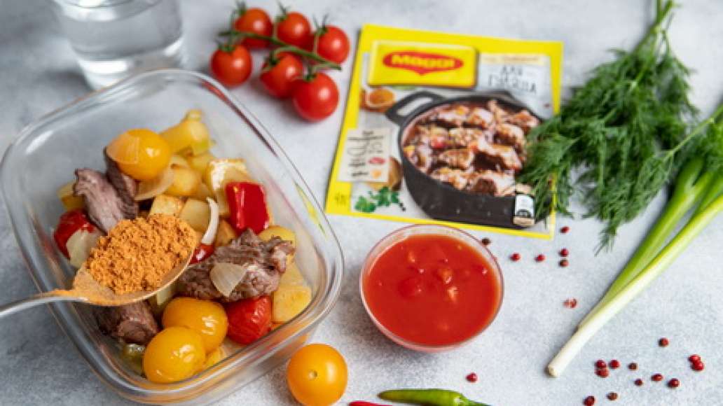 Добавить MAGGI® НА ВТОРОЕ для гуляша, воду, нарезанный колечками, помидоры в собственном соку. Тушить до готовности. Если хотите приготовить блюдо поострее, то добавьте нерезаный колечками свежий перец чили. Добавить MAGGI® НА ВТОРОЕ для гуляша, воду, нарезанный колечками, помидоры в собственном соку. Тушить до готовности. Если хотите приготовить блюдо поострее, то добавьте нерезаный колечками свежий перец чили.