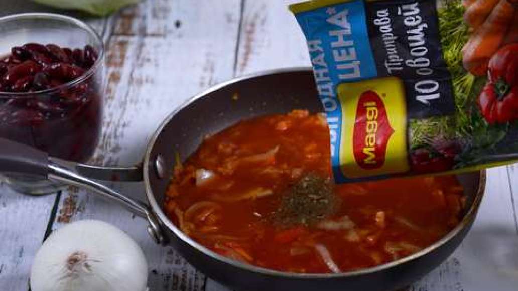 Налейте в сковороду томатный сок и добавьте MAGGI® Приправа 10 овощей. Тушите 7–10 минут на небольшом огне под закрытой крышкой, периодически помешивая. Налейте в сковороду томатный сок и добавьте MAGGI® Приправа 10 овощей. Тушите 7–10 минут на небольшом огне под закрытой крышкой, периодически помешивая.