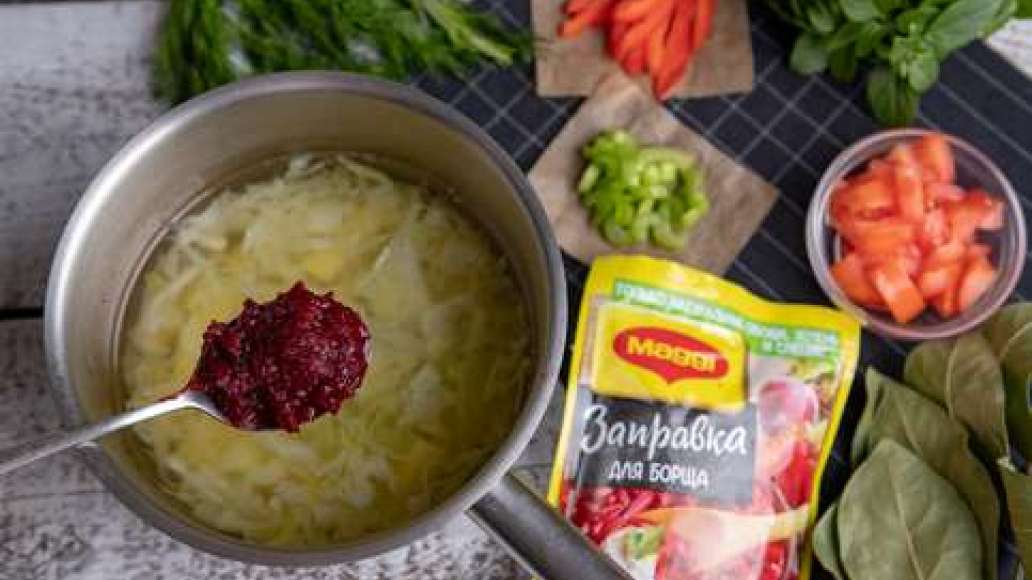 В кипящую воду положить картофель, капусту и болгарский перец, отварить до полуготовности. Добавить розмарин, помидоры и сельдерей, продолжать готовить до мягкости овощей. За пять минут до окончания варки добавить специи MAGGI® Заправка для борща. Измельч В кипящую воду положить картофель, капусту и болгарский перец, отварить до полуготовности. Добавить розмарин, помидоры и сельдерей, продолжать готовить до мягкости овощей. За пять минут до окончания варки добавить специи MAGGI® Заправка для борща. Измельч