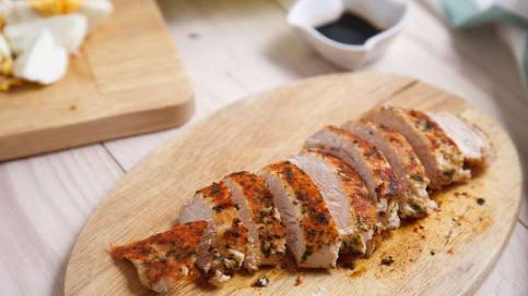 Остывшую куриную грудку нарезать ломтиками.
