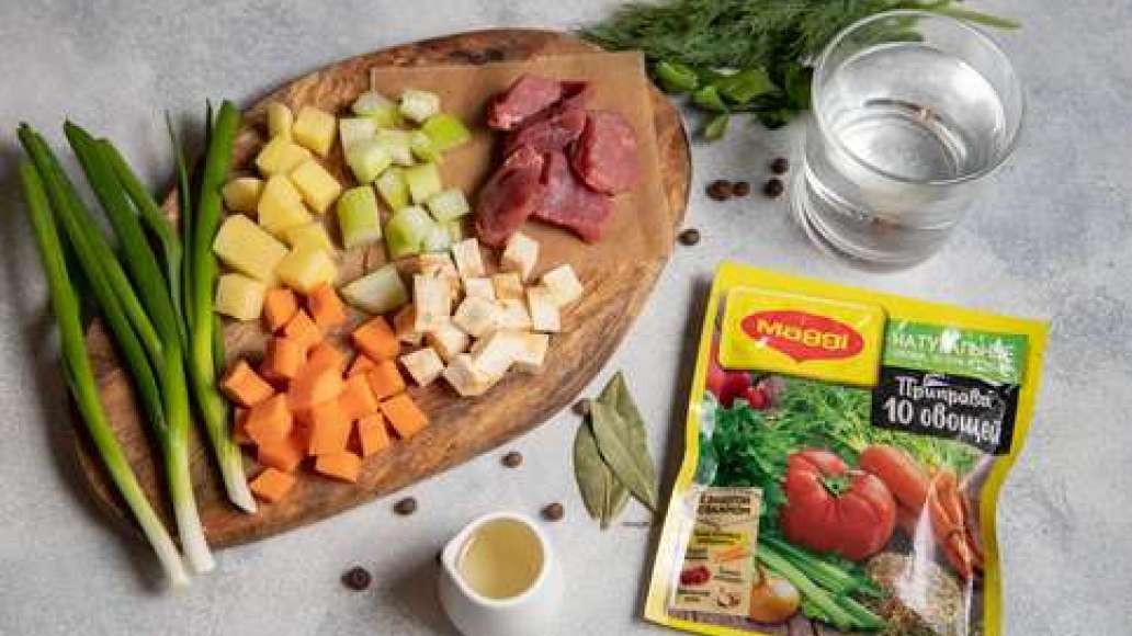 Говядину вымыть, обсушить и нарезать мелкими кубиками. Морковь, и картофель очистить и нарезать мелкими кубиками. Говядину вымыть, обсушить и нарезать мелкими кубиками. Морковь, и картофель очистить и нарезать мелкими кубиками.