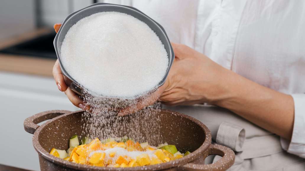 Яблоки очистить от семян, нарезать кусочками того же размера, что и апельсиновые. Переложить нарезанные фрукты в кастрюлю (эмалированную или из нержавеющей стали) и равномерно засыпать сверху сахаром. Оставить на 4 часа: за это время из фруктов должен выд Яблоки очистить от семян, нарезать кусочками того же размера, что и апельсиновые. Переложить нарезанные фрукты в кастрюлю (эмалированную или из нержавеющей стали) и равномерно засыпать сверху сахаром. Оставить на 4 часа: за это время из фруктов должен выд