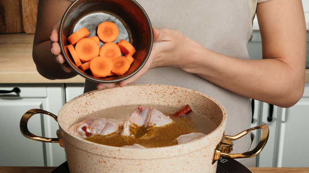 Морковь очистить и нарезать кружками, добавить в кастрюлю к курице. Морковь очистить и нарезать кружками, добавить в кастрюлю к курице.