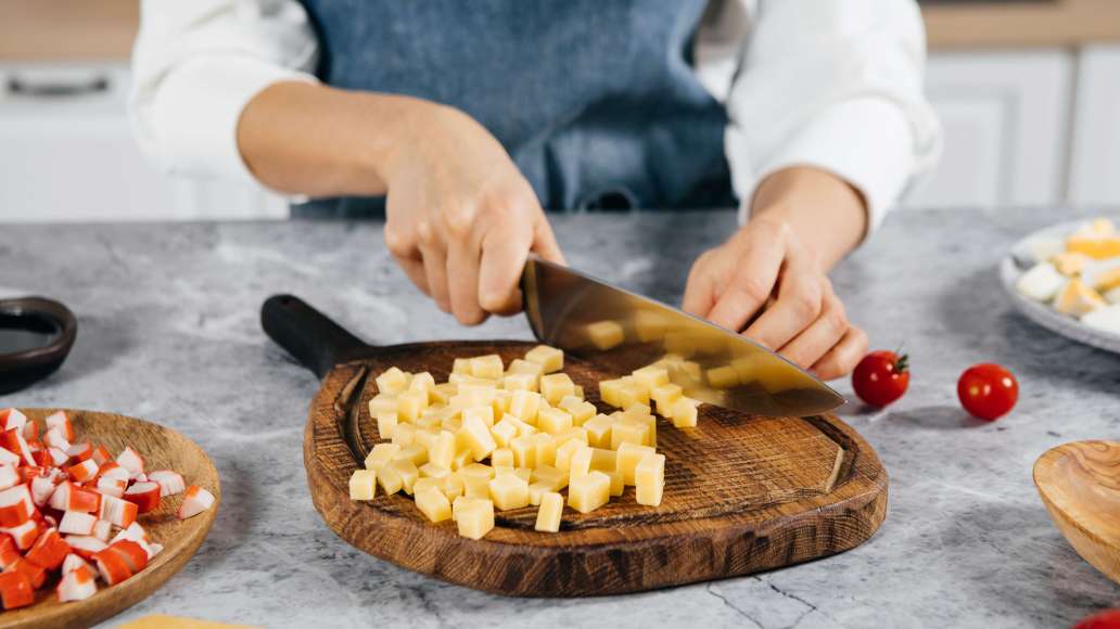 Крабовые палочки и сыр нарезать крупными кубиками. Крабовые палочки и сыр нарезать крупными кубиками.
