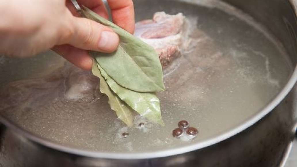 Подготовить ингредиенты. Мясо залить водой (примерно 2,5 л) и сварить бульон, добавив 5 горошин черного перца, 3 горошины душистого перца и 3 лавровых листа. Подготовить ингредиенты. Мясо залить водой (примерно 2,5 л) и сварить бульон, добавив 5 горошин черного перца, 3 горошины душистого перца и 3 лавровых листа.
