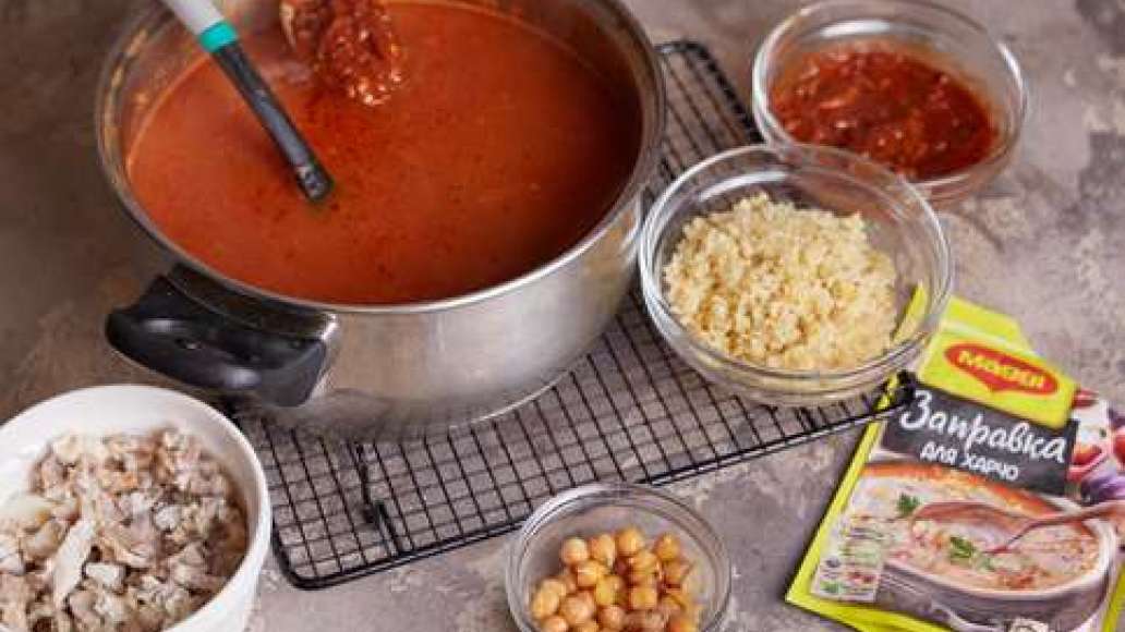 Отделить мясо от костей и мелко нарезать. Довести бульон до кипения, всыпать булгур и варить 10–15 минут. Добавить MAGGI® Заправка для харчо и подготовленную баранину, перемешать и готовить ещё 5 минут.