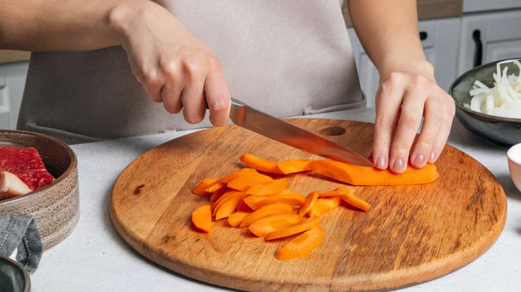 Подготовьте ингредиенты, промойте мясо и рис. Очистите 3 луковицы.
Нарежьте мясо на небольшие кусочки, нарежьте морковь и лук, очистите
чеснок, не разделяя его на зубчики.