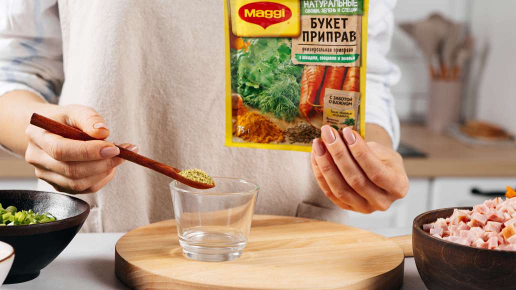 Мелко порезать ветчину. В небольшой ёмкости смешать MAGGI® Приправа универсальная Букет приправ с горячей водой, оставить на три минуты. Мелко порезать ветчину. В небольшой ёмкости смешать MAGGI® Приправа универсальная Букет приправ с горячей водой, оставить на три минуты.