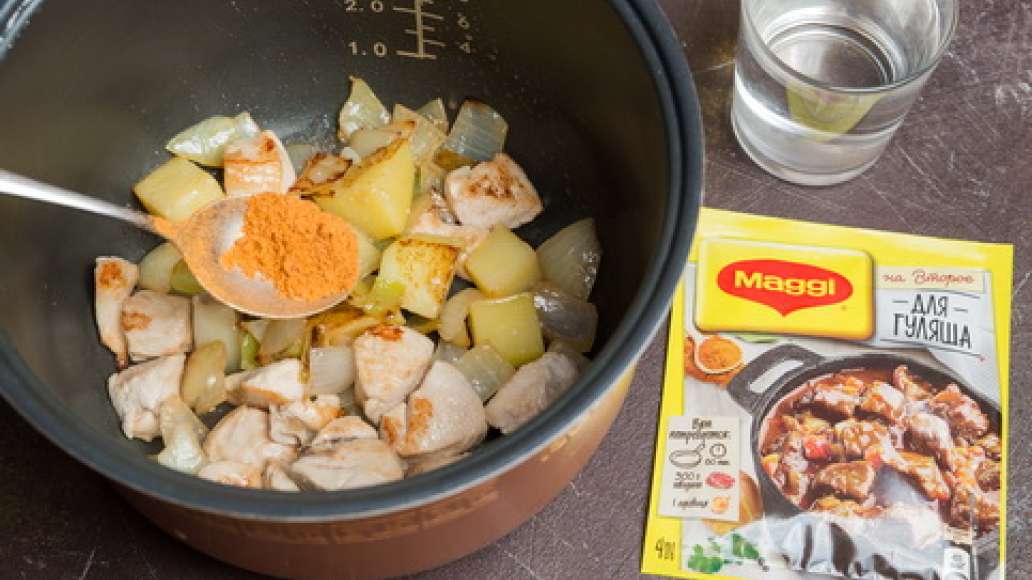 Добавить MAGGI® НА ВТОРОЕ для гуляша, воду, помидоры в собственном соку и сметану. Тушить до готовности в режиме ТУШЕНИЕ. Если вы хотите приготовить блюдо поострее, то добавьте нерезаный колечками свежий перец чили. Добавить MAGGI® НА ВТОРОЕ для гуляша, воду, помидоры в собственном соку и сметану. Тушить до готовности в режиме ТУШЕНИЕ. Если вы хотите приготовить блюдо поострее, то добавьте нерезаный колечками свежий перец чили.