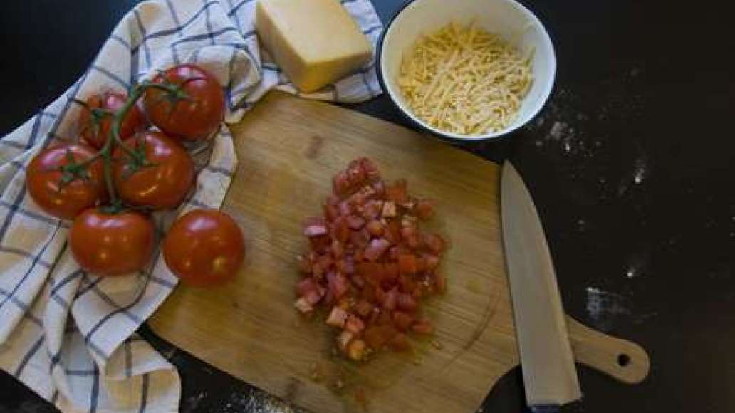 Нарезаем томаты мелкими кубиками. Нарезаем томаты мелкими кубиками.