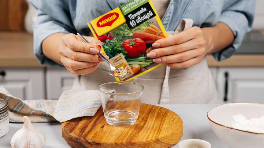 В отдельной небольшой емкости смешать горячую воду с MAGGI® Приправой 10 овощей, оставить на 3 минуты. В отдельной небольшой емкости смешать горячую воду с MAGGI® Приправой 10 овощей, оставить на 3 минуты.