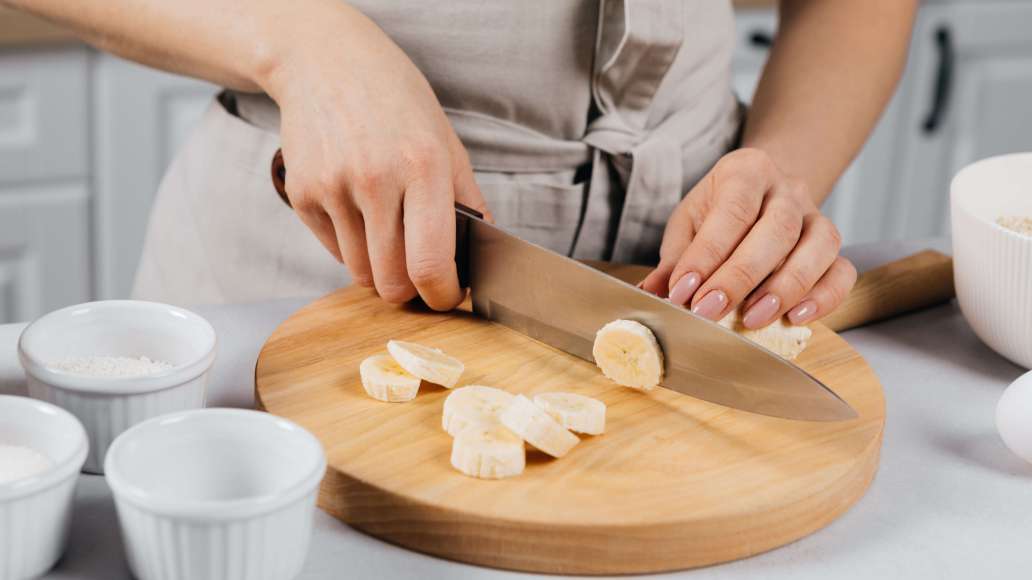 Спелый банан очистить от кожуры, нарезать крупными кусочками. Переложить в миску. Добавить к банану все остальные ингредиенты, кроме растительного масла.