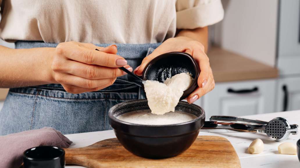 Добавить столовый хрен (количество хрена регулируйте по своему вкусу в зависимости от остроты продукта), очищенный чеснок, пропущенный через пресс, чили, горчицу. Добавить столовый хрен (количество хрена регулируйте по своему вкусу в зависимости от остроты продукта), очищенный чеснок, пропущенный через пресс, чили, горчицу.