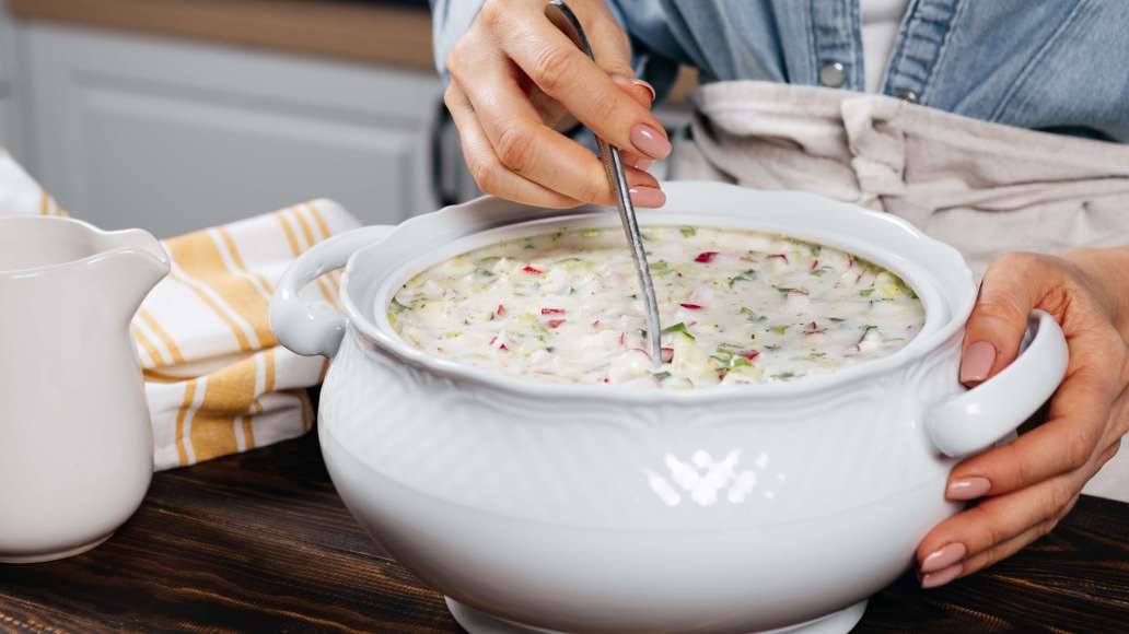 Добавить к ним холодную воду, сметану, кефир, соль и молотый перец по вкусу. Тщательно перемешать и охладить перед подачей.