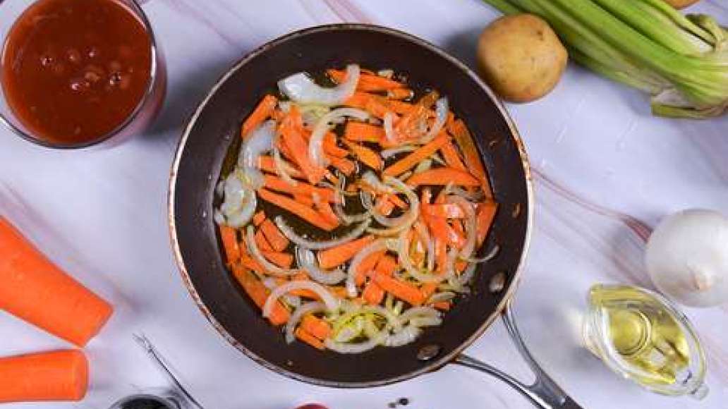Нарежьте морковь соломкой, лук - полукольцами. Обжарьте морковь и лук на сковороде в растительном масле. 