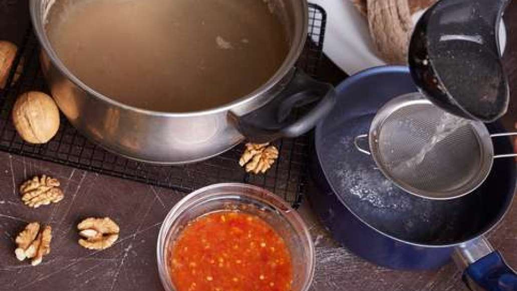 Вынуть мясо и остудить. Бульон процедить через частое сито. Вынуть мясо и остудить. Бульон процедить через частое сито.