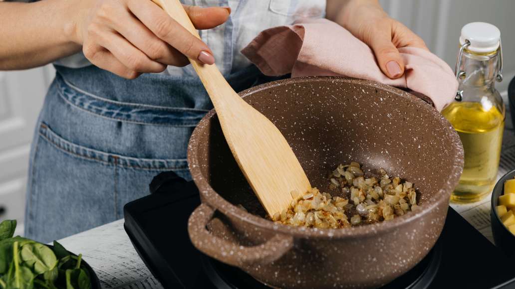 Нарезать лук мелкими кубиками, морковь небольшими кубиками или кружочками, грибы пластинами, картофель — кубиками с гранью 2 см. Разогреть масло в толстодонной кастрюле или глубоком сотейнике. Добавить лук и жарить 5 минут или до мягкости.