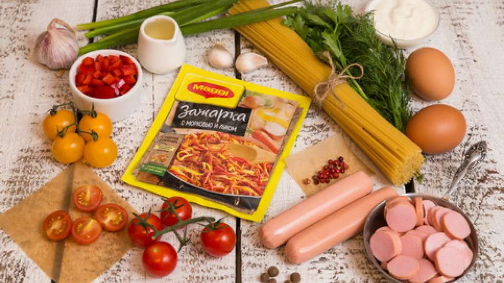 Сосиски нарезать кружками. Стручок болгарского перца разрезать вдоль пополам, удалить семена, половинки нарезать мелкими кубиками. Помидоры черри разрезать на половинки. Сыр натереть на терке. Укроп, петрушку и зеленый лук мелко нарезать. Сосиски нарезать кружками. Стручок болгарского перца разрезать вдоль пополам, удалить семена, половинки нарезать мелкими кубиками. Помидоры черри разрезать на половинки. Сыр натереть на терке. Укроп, петрушку и зеленый лук мелко нарезать.