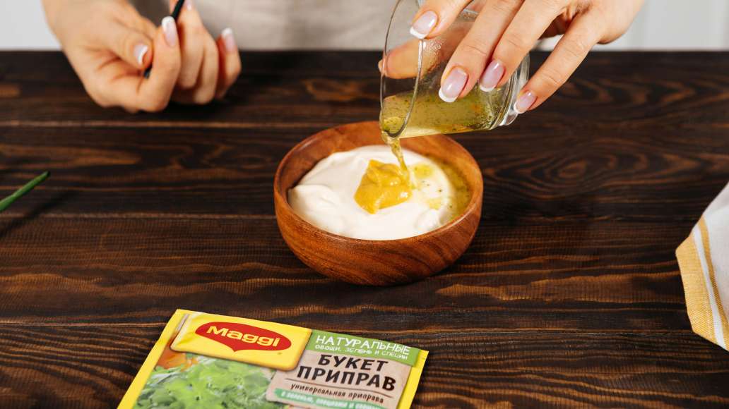 В отдельной ёмкости смешать MAGGI® Приправа универсальная Букет приправ с горячей водой, оставить на три минуты. Добавить майонез, горчицу и тщательно перемешать.
В отдельной ёмкости смешать MAGGI® Приправа универсальная Букет приправ с горячей водой, оставить на три минуты. Добавить майонез, горчицу и тщательно перемешать.