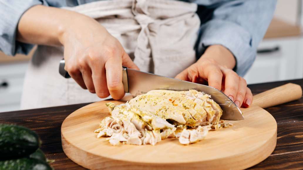 Обернуть фольгой и запечь до готовности при 180 °C — мясо должно полностью потерять розовый цвет. Дать остыть и нарезать небольшими кубиками или разобрать на небольшие волокна.