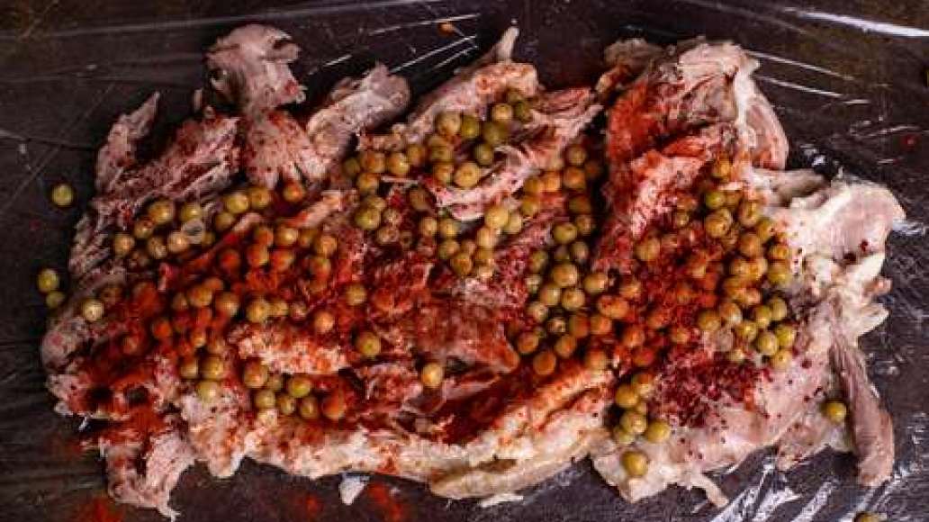 На мясо выложить зелёный горошек и посыпать сушёными помидорами, копчёной паприкой, листочками розмарина и тимьяна. При помощи плёнки свернуть рулет и плотно обернуть этой же плёнкой. Поместить рулет в холодильник, установить на него груз. На мясо выложить зелёный горошек и посыпать сушёными помидорами, копчёной паприкой, листочками розмарина и тимьяна. При помощи плёнки свернуть рулет и плотно обернуть этой же плёнкой. Поместить рулет в холодильник, установить на него груз.