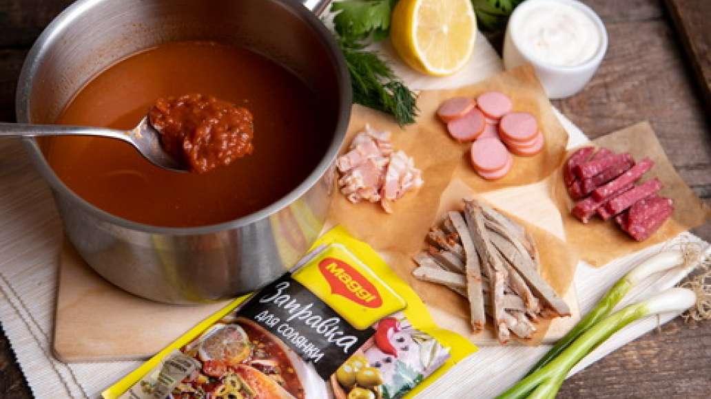 За 5 минут до готовности добавить MAGGI® Заправка для солянки, буженину и сосиски. Проверить на соль и довести до нужного вкуса. За 5 минут до готовности добавить MAGGI® Заправка для солянки, буженину и сосиски. Проверить на соль и довести до нужного вкуса.