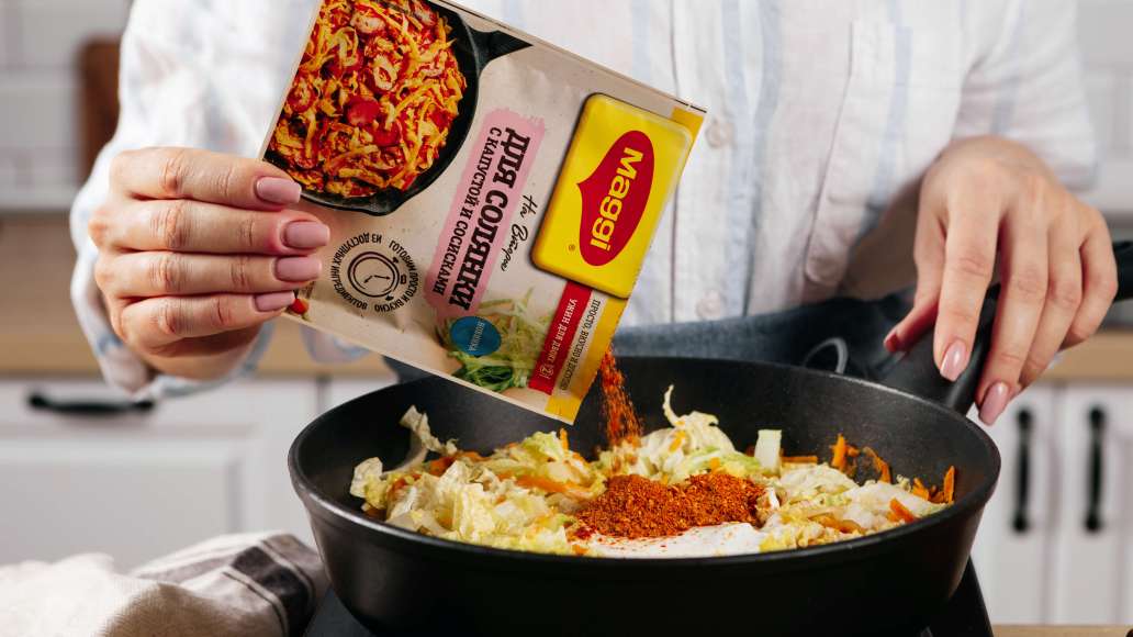 Влить воду, добавить сметану и MAGGI® На Второе для солянки с капустой и сосисками, перемешать и тушить под крышкой до готовности еще 10 минут. Влить воду, добавить сметану и MAGGI® На Второе для солянки с капустой и сосисками, перемешать и тушить под крышкой до готовности еще 10 минут.