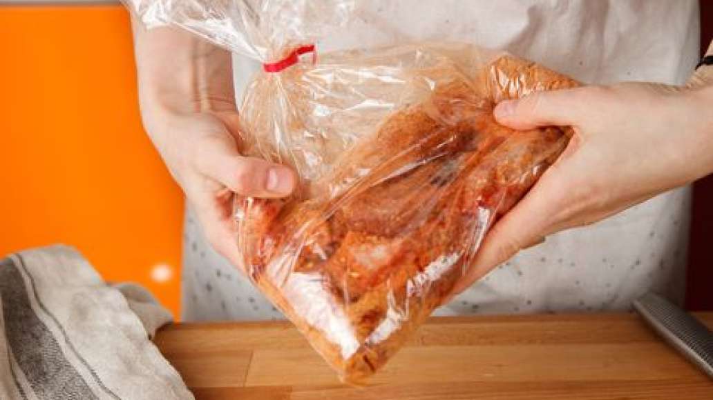 Закрепить пакет зажимом на расстоянии 6-8 см от края пакета и аккуратно распределить смесь внутри. Избегать резких движений и встряски пакета. Поместить пакет в форму для запекания так, чтобы хвостик от пакета был снаружи. Запекать на нижнем уровне предва Закрепить пакет зажимом на расстоянии 6-8 см от края пакета и аккуратно распределить смесь внутри. Избегать резких движений и встряски пакета. Поместить пакет в форму для запекания так, чтобы хвостик от пакета был снаружи. Запекать на нижнем уровне предва