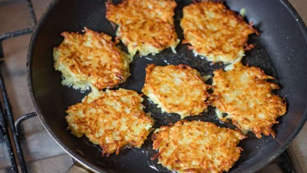 Разогреть большую сковородку с растительным маслом. Столовой ложкой выложить лепешки из картофельной массы и готовить на средне-сильном огне по 3-4 минуты с каждой стороны.
Разогреть большую сковородку с растительным маслом. Столовой ложкой выложить лепешки из картофельной массы и готовить на средне-сильном огне по 3-4 минуты с каждой стороны.