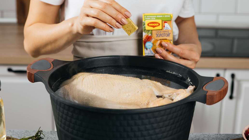 Довести воду до кипения и добавить MAGGI® ЗОЛОТОЙ® Бульон с курицей. Варить, периодически снимая пену, 1,5-2 часа.