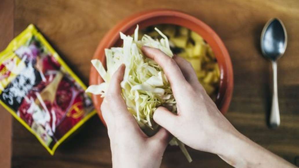 Добавить нарезанный кубиком картофель и нашинкованную капусту.
Добавить нарезанный кубиком картофель и нашинкованную капусту.