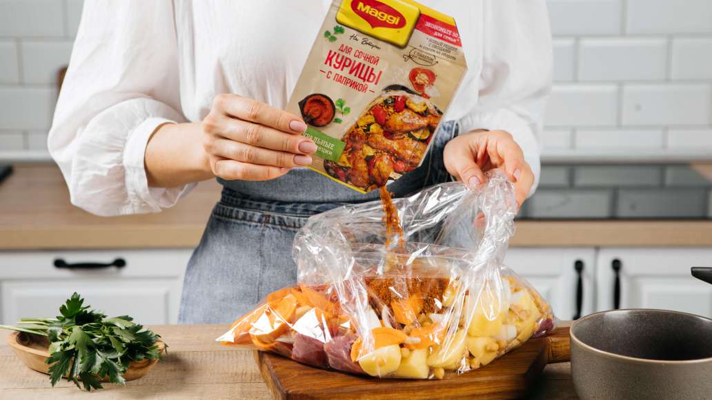 Высыпать в пакет смесь MAGGI® НА ВТОРОЕ для сочной курицы с паприкой. Добавить томаты в собственном соку и воду. Закрепить пакет зажимом в 6-8 см от края и аккуратно распределить смесь внутри, избегая резких движений. Поместить пакет в форму для запекания