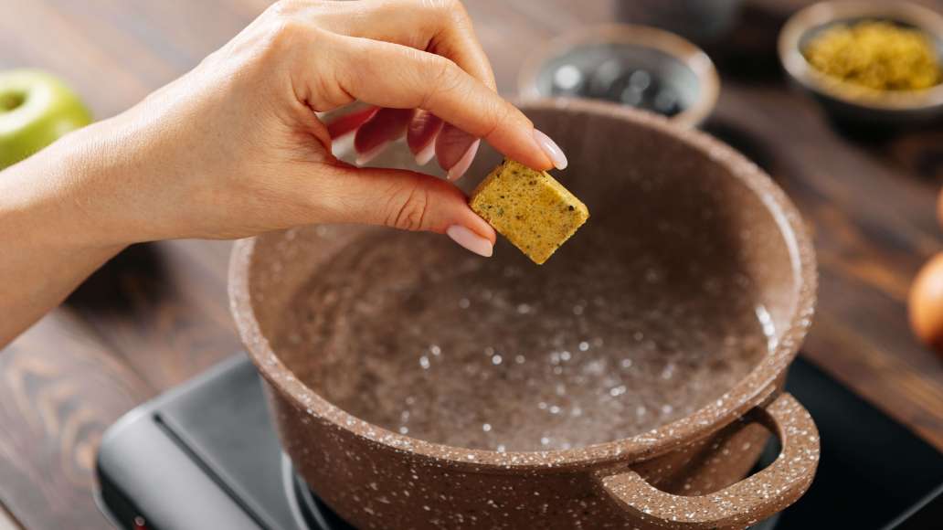 Вскипятить два литра воды, добавить кубики MAGGI® ЗОЛОТОЙ® Бульон с курицей, погрузить в воду картофель, морковь и варить до готовности. Дать остыть.